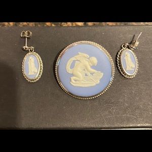 AUTHENTIC WEDGEWOOD FROM ENGLAND